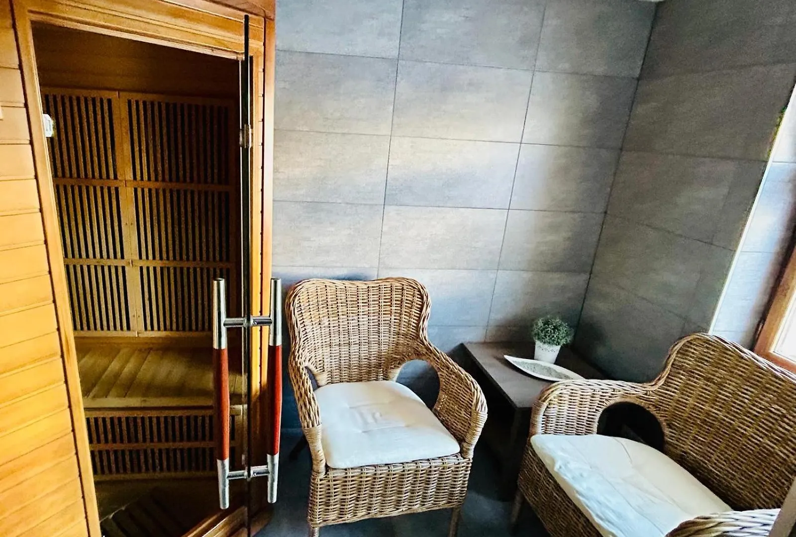 Dvur Stran & Wellness Hotel Karlovy Vary 3*,  Csehország